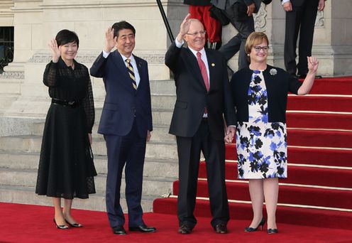 Photograph of the Prime Minister attending the guard of honor ceremony (4)