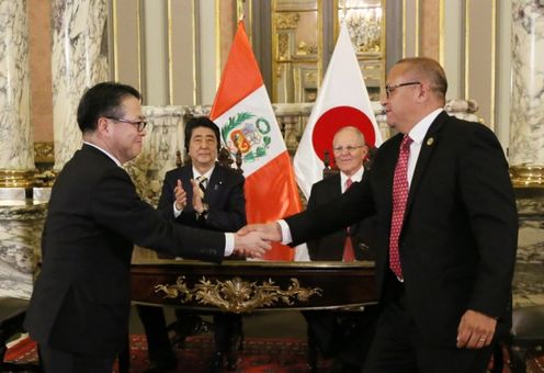 Photograph of the leaders attending the signing ceremony (1)