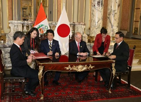 Photograph of the leaders attending the signing ceremony (2)