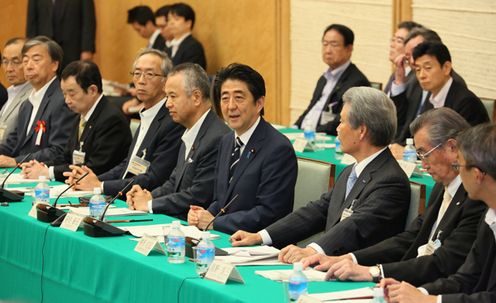 Photograph of the Prime Minister delivering an address (1)