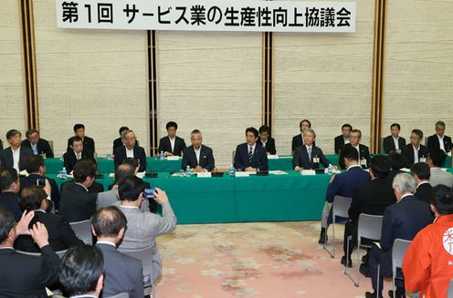 Photograph of the Prime Minister delivering an address (2)