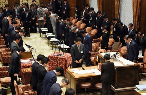 Photograph of the Prime Minister offering a silent prayer