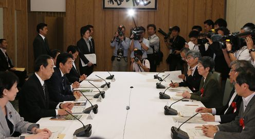 Photograph of the Prime Minister delivering an address (2)