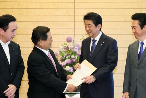 Photograph of the Prime Minister receiving the proposal (2)