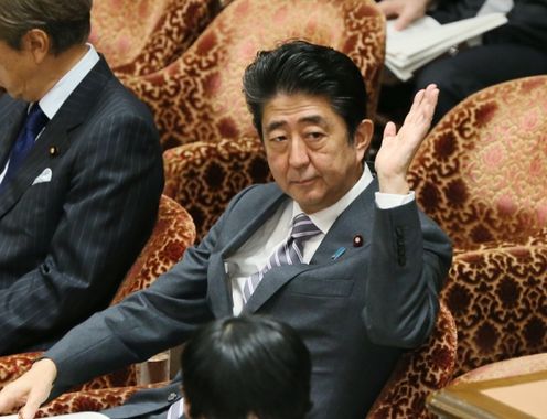 Photograph of the Prime Minister raising his hand to answer a question