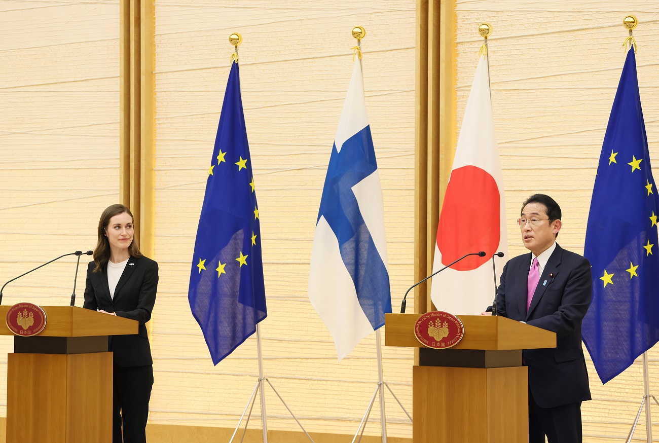 Photograph of a joint press announcement (1)
