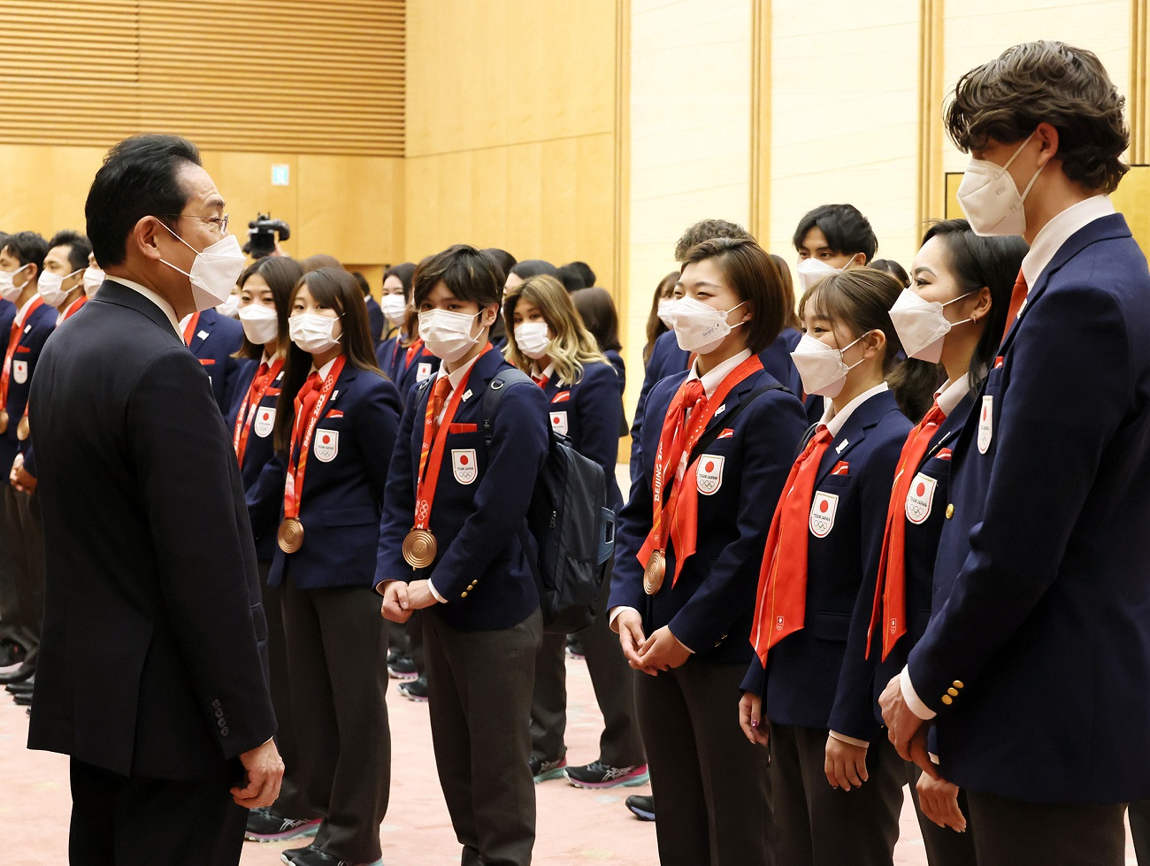 Photograph of the Prime Minister conversing with athletes (6)