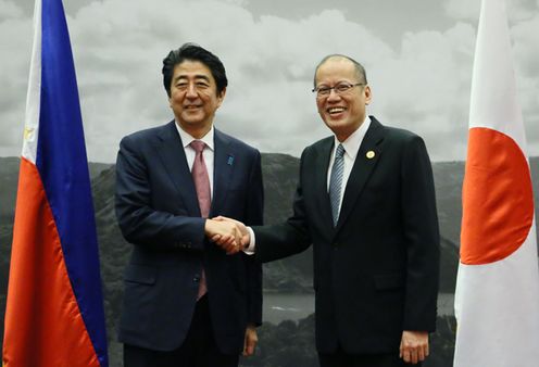 Photograph of the Prime Minister shaking hands with the President of the Philippines