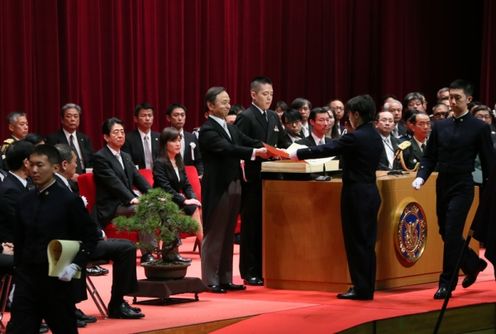 Photograph of the Prime Minister overseeing the conferment of diplomas