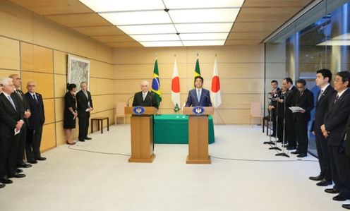 Photograph of the joint press announcement (2)