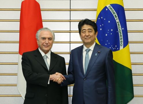 Photograph of the leaders shaking hands