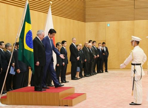 Photograph of the salute and the guard of honor (1)