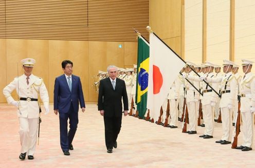 Photograph of the salute and the guard of honor (2)