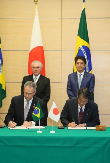 Photograph of the leaders attending the memorandum signing ceremony (1)