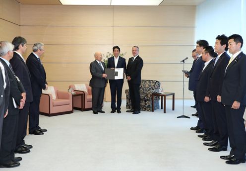 Photograph of the Prime Minister receiving the proposal (2)