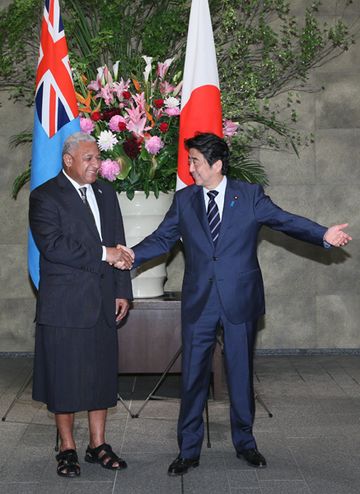 Photograph of the Prime Minister welcoming the Prime Minister of Fiji