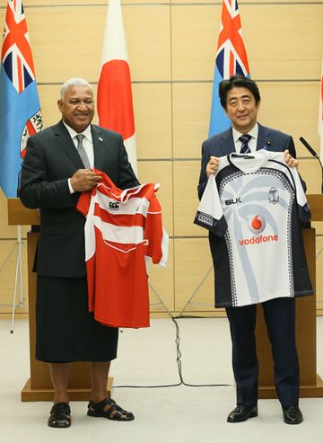 Photograph of the leaders exchanging uniforms of their countries’ national rugby teams