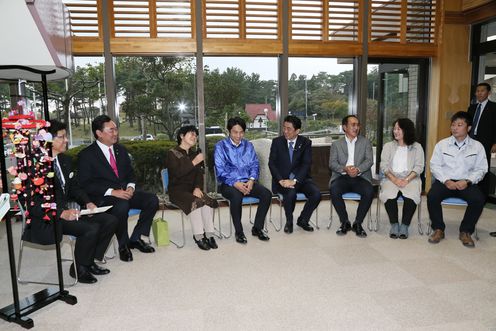 Photograph of the Prime Minister exchanging views with residents who have returned to their homes
