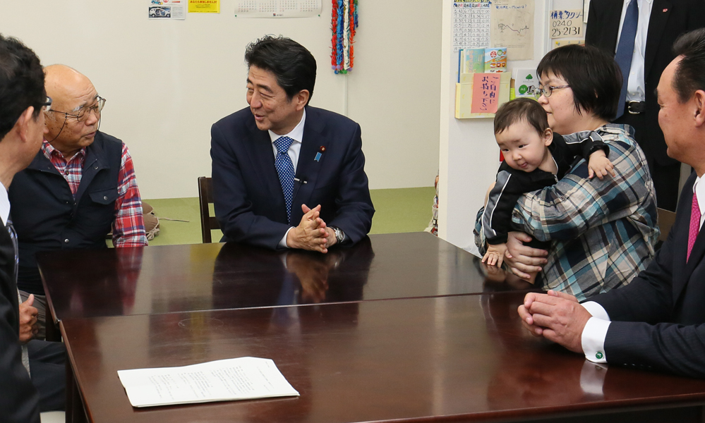 Photograph of the Prime Minister exchanging views at the Kokonara Shopping Area