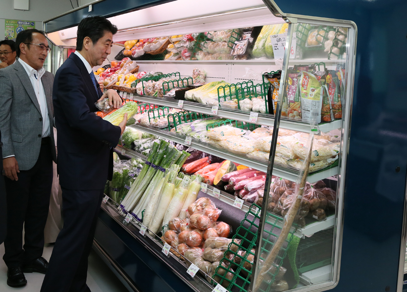 Photograph of the Prime Minister shopping at the Kokonara Shopping Area