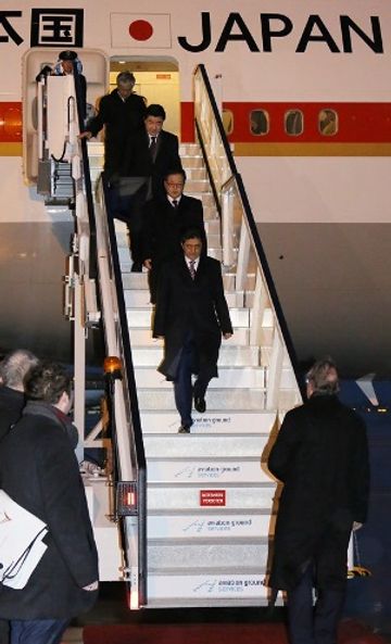 Photograph of the Prime Minister arriving in Germany (1)