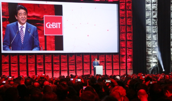 Photograph of the Prime Minister delivering a speech at the CeBIT Welcome Night (1)
