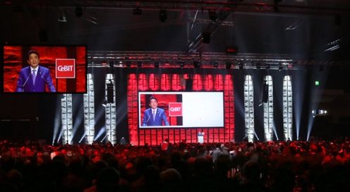 Photograph of the Prime Minister delivering a speech at the CeBIT Welcome Night (2)