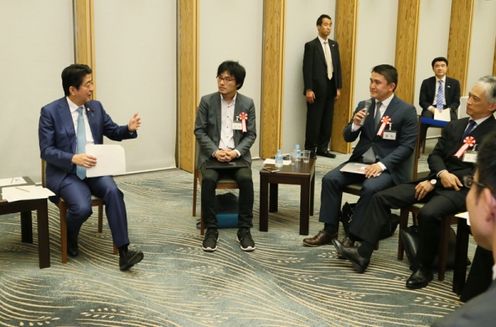 Photograph of the Prime Minister exchanging views with participants (3)