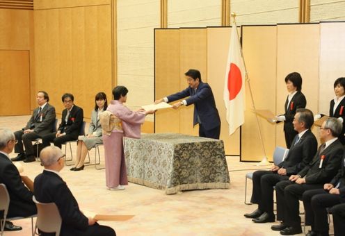 Photograph of the Prime Minister presenting a certificate of award (1)