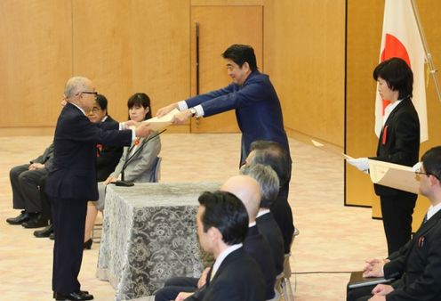 Photograph of the Prime Minister presenting a certificate of award (2)