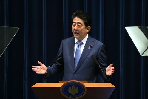 Photograph of the Prime Minister holding the press conference (2)