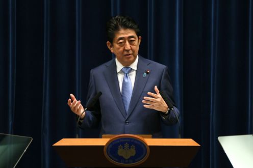 Photograph of the Prime Minister holding the press conference (3)