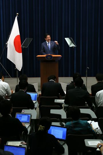 Photograph of the Prime Minister holding the press conference (4)