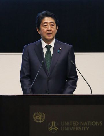 Photograph of the Prime Minister delivering a congratulatory address (1)