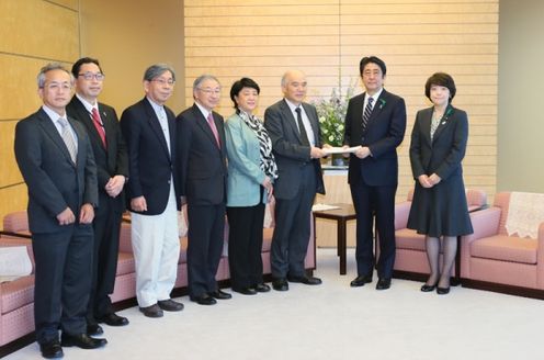 Photograph of the Prime Minister receiving the joint statement (1)