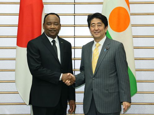 Photograph of the leaders shaking hands