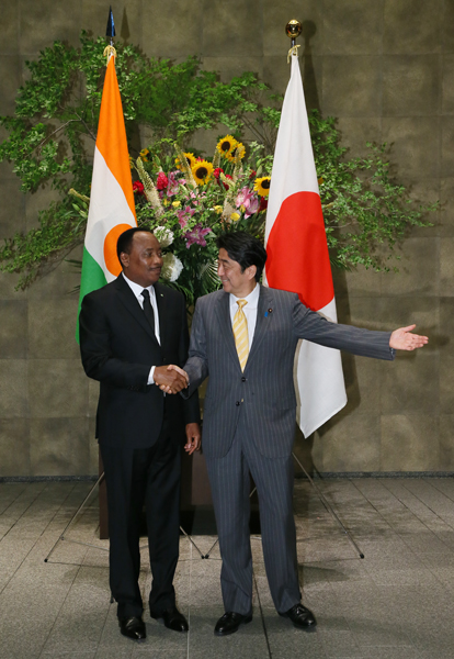 Photograph of the Prime Minister welcoming the President of Niger