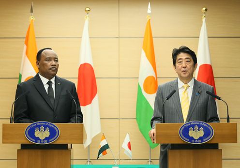 Photograph of the joint press announcement