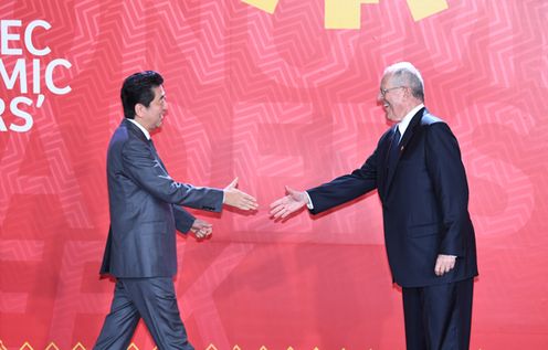 Photograph of the Prime Minister being welcomed by the President of Peru (pool photo)