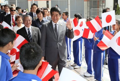 Photograph of the Prime Minister attending an exchange with Peruvians of Japanese descent (1)