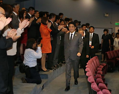 Photograph of the Prime Minister attending an exchange with Peruvians of Japanese descent (2)