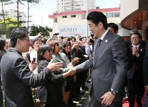 Photograph of the Prime Minister attending an exchange with Peruvians of Japanese descent (3)