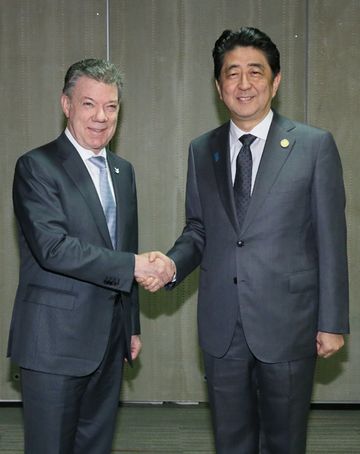 Photograph of the Prime Minister shaking hands with the President of Colombia