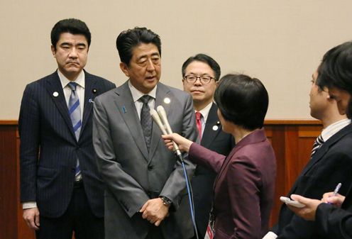 Photograph of the Prime Minister answering questions from reporters