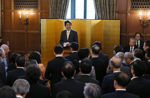 Photograph of the Prime Minister delivering a congratulatory address (2)