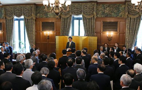 Photograph of the Prime Minister delivering a congratulatory address (3)