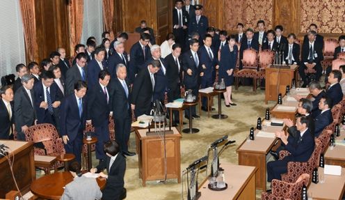 Photograph of the Prime Minister bowing after the vote