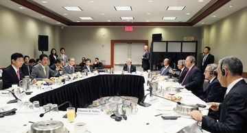 Photograph of the Prime Minister delivering a speech at the Invest Japan Seminar (2)