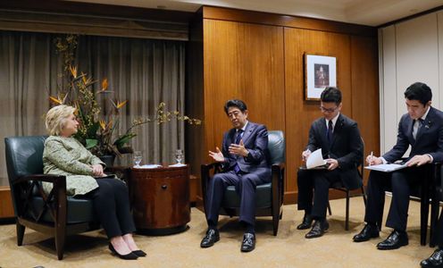 Photograph of the Prime Minister receiving a courtesy call from the former Secretary of State of the United States (2)