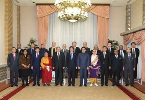 Photograph of the Prime Minister attending a commemorative photograph session